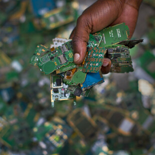 Σε 57,4 εκατ. τόνους υπολογίζονται τα e-απόβλητα του 2021 - «Πιο βαριά και από το Σινικό Τείχος»