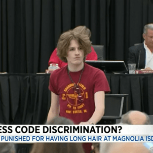 Τέξας: Διεύθυνση εκπαίδευσης απαγορεύει σε αγόρια να έχουν μακριά μαλλιά- Μαθητές έκαναν μήνυση