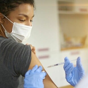 Εμβόλιο AstraZeneca: Ερευνητές πιστεύουν ότι βρήκαν τι προκαλεί τις σπάνιες θρομβώσεις