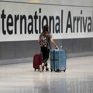 Βρετανία: Πιο αυστηρά τα μέτρα για τεστ κορωνοϊού στους ταξιδιώτες που φτάνουν στη χώρα