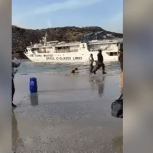 Σχοινούσα: Αποβίβαση από πλοίο εν μέσω σφοδρής θαλασσοταραχής- Επιβάτες πηδούν στη στεριά