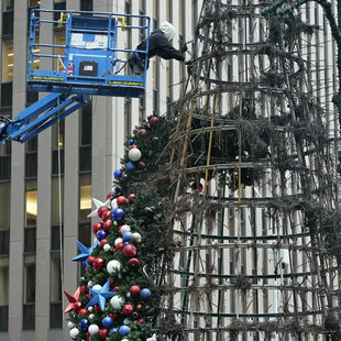 Πυρπόλησαν το χριστουγεννιάτικο δέντρο έξω από τα γραφεία του Fox News