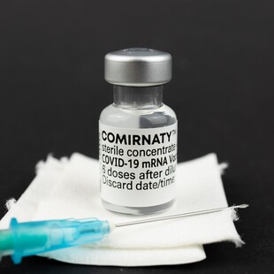 Έρευνα: Οι δύο δόσεις εμβολίου Pfizer μπορεί να προστατεύουν λιγότερο από την Όμικρον