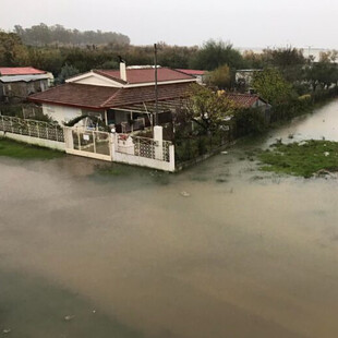 Στο έλεος της κακοκαιρίας η δυτική Ελλάδα: Αποκλείστηκαν χωριά, υπερχείλισαν ποτάμια, ζημιές σε καλλιέργειες