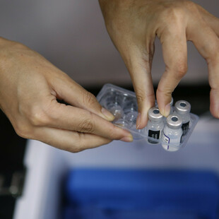 Νέα πλατφόρμα για εμβολιασμούς από ιδιώτες γιατρούς σε ιατρεία και κατ’ οίκον
