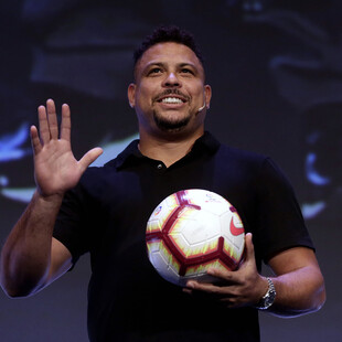 Former Brazil striker Ronaldo buys second division Cruzeiro