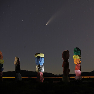 Ο κομήτης Λέοναρντ φωτίζει τον νυχτερινό ουρανό, λίγο πριν χαθεί για πάντα