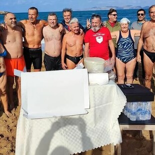 Κρήτη: Χειμερινοί κολυμβητές που έκοβαν πίτα στην παραλία, έσωσαν δύο ανθρώπους από τη θάλασσα