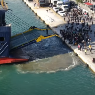 Χίος: Δεν επέτρεψαν να δέσει πλοίο με μηχανήματα για την κατασκευή της νέας κλειστής δομής