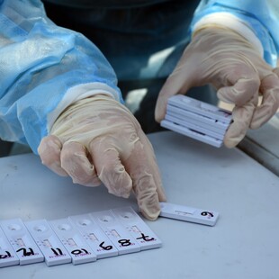 Υπουργείο Εργασίας: Αρκεί το θετικό rapid test για να θεωρείται δικαιολογημένα απών o εργαζόμενος