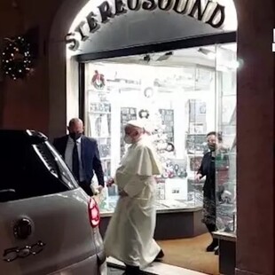O πάπας Φραγκίσκος σπάει (ξανά) το πρωτόκολλο: Πήγε σε δισκοπωλείο στη Ρώμη