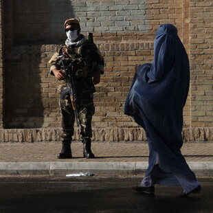 Οι Ταλιμπάν απειλούν με θάνατο όσες Αφγανές δουλεύουν σε ΜΚΟ χωρίς μπούρκα