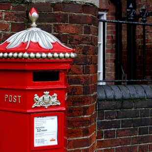 Γιατί εξαφανίζονται ξαφνικά τα παλιά γραμματοκιβώτια στη Βρετανία;
