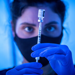 Νέα μελέτη Λύτρα - Τσιόδρα: Ο εμβολιασμός απέτρεψε 20.000 θανάτους στην Ελλάδα 