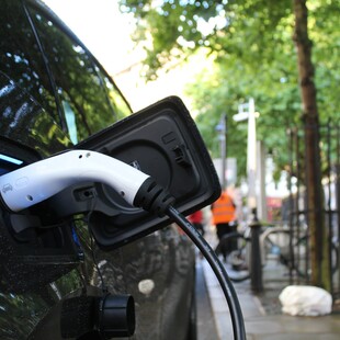 Πρόγραμμα «Κινούμαι ηλεκτρονικά»: Ποιοι δικαιούνται επιδότηση έως 8.000 ευρώ για ηλεκτρικά αυτοκίνητα