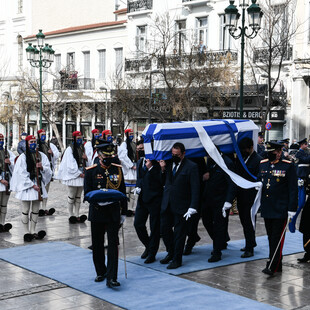 Στη Μητρόπολη Αθηνών η κηδεία του Χρήστου Σαρτζετάκη- Με τιμές αρχηγού κράτους