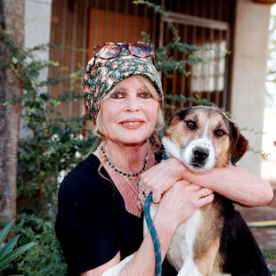 Η Μπριζίτ Μπαρντό αγκαλιά με έναν σκύλο