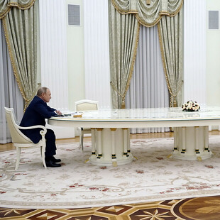 Μακρόν – Πούτιν: Το Κρεμλίνο επιβεβαιώνει το παρασκήνιο πίσω από το μακρύ τραπέζι 