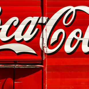 Η Coca Cola αναστέλλει τις δραστηριότητες στη Ρωσία