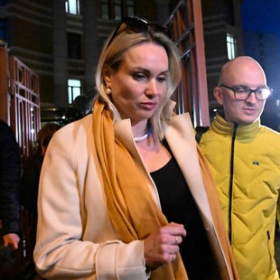 «Με ανέκριναν επί 14 ώρες, χωρίς ύπνο». Η γυναίκα που εισέβαλλε στο στούντιο μιλά.