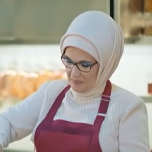 Η Εμινέ Ερντογάν μαγειρεύει