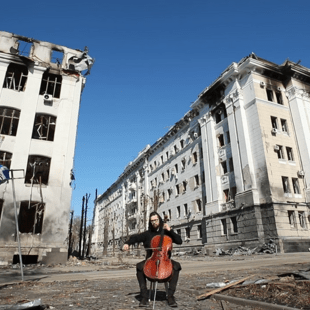 Τσελίστας παίζει Μπαχ, στους κατεστραμμένους από τον πόλεμο δρόμους, στο Χάρκοβο