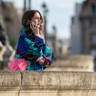 Το "Emily in Paris" επιστρέφει με περισσότερη μόδα- Τα outfits που ξεχώρισαν και το κρυφό μήνυμα στο φινάλε