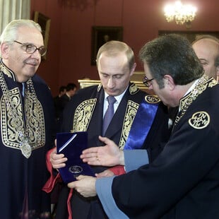 Ο Πούτιν, όμορφος και στοχαστικός, στην Πελοπόννησο