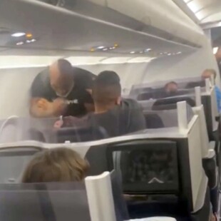 Ο Μάικ Τάισον έριξε γροθιά σε επιβάτη στο αεροπλάνο- «Επέμενε να βγάλουν φωτογραφία»