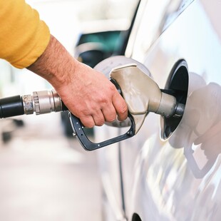 Επίδομα βενζίνης: Ξεκινούν αύριο οι αιτήσεις- Η διαδικασία, τα ποσά και πώς πληρώνεται