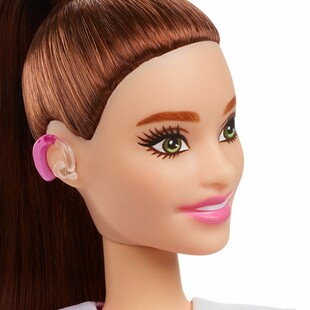 Η Barbie με ακουστικά βαρηκοΐας για πρώτη φορά