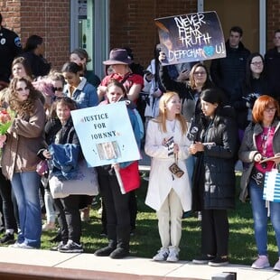 Φανς κάνουν ουρά για να δουν την δίκη Ντεπ-Χερντ και δίνουν μέχρι 30.000 δολάρια: «Μας λένε τρελούς»