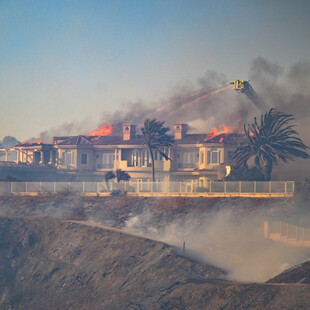 Μεγάλη φωτιά στην Καλιφόρνια: Η στιγμή που πολυτελείς βίλες γίνονται στάχτη