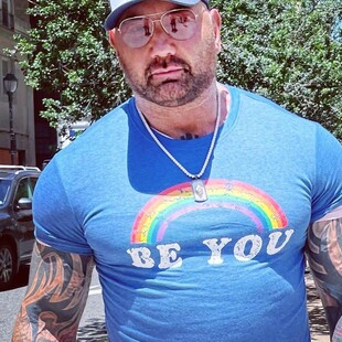 Ο ηθοποιός Dave Bautista τιμά τη λεσβία μαμά του σε ένα εγκάρδιο μήνυμα για τον Μήνα Υπεριφάνειας 