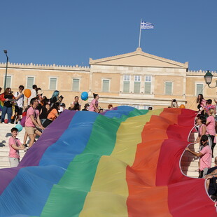 Athens Pride: Μεγάλη και πολύχρωμη παρέλαση στο κέντρο της Αθήνας για μία ζωή «Άνευ Όρων»
