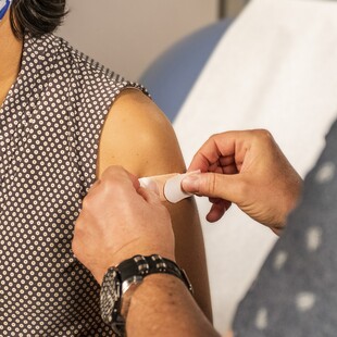  Μόσιαλος για 4η δόση: Δεν είναι επιστημονικά τεκμηριωμένη η εισήγηση της Επιτροπής για τους άνω των 30