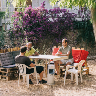 Μια μέρα στον ξενώνα κοινωνικής επανένταξης ανδρών της μονάδας απεξάρτησης 18 ΑΝΩ