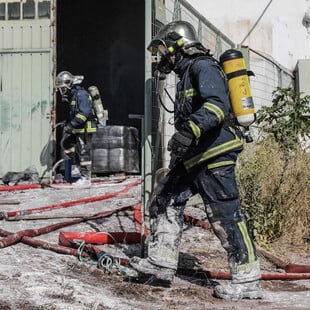 Φωτιά σε επιχείρηση στο Μενίδι- Σε ύφεση η πυρκαγιά στην Ύδρα