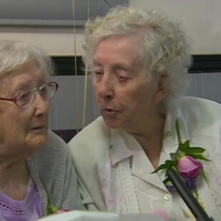 Δίδυμες αδελφές έγιναν 102 ετών και γιόρτασαν τα γενέθλια με σάντουιτς