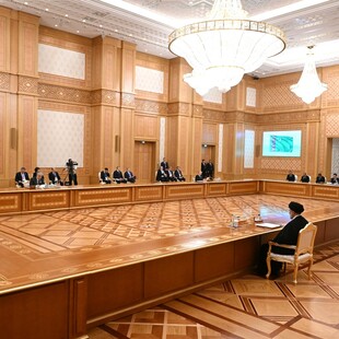 Viral το (νέο) τεράστιο τραπέζι με τον Πούτιν σε Σύνοδο Κορυφής στην Κασπία