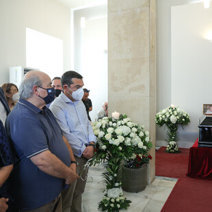 Τελευταίο «αντίο» στον Ηλία Νικολακόπουλο: Συγγενείς, φίλοι, μαθητές και πλήθος πολιτικών στην κηδεία του