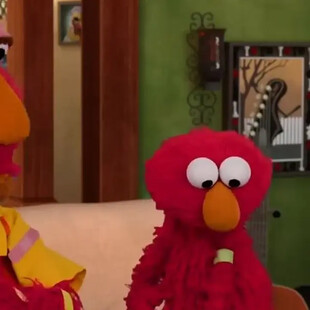 Ο σχεδόν 4χρονος Έλμο από το «Sesame Street» εμβολιάστηκε - «Ένιωσα ένα τσιμπηματάκι, αλλά οκ»