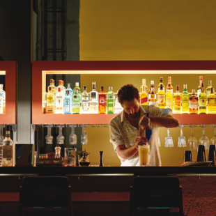 Olympias Rooftop Bar: Το ιστορικό κτίριο του εκατόχρονου πρώην ξενοδοχείου Olympias ανακαινίστηκε και προσφέρει μια μοναδική εμπειρία διασκέδασης.