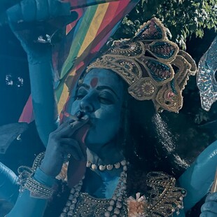Σφοδρές αντιδράσεις για αφίσα ταινίας που απεικονίζει την Θεά Κάλι να καπνίζει και να κρατά σημαία Pride