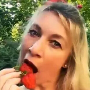 Η Μαρία Ζαχάροβα τρώει φράουλες υπό τους ήχους του «Καλίνκα»