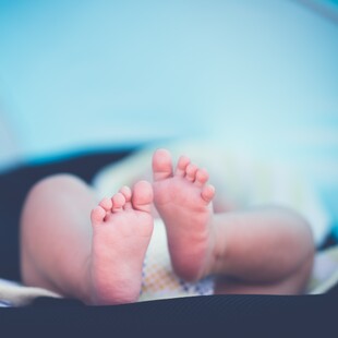Ομόφυλο ζευγάρι που ήθελε γιο, μήνυσε κλινική εξωσωματικής επειδή η παρένθετη μητέρα γέννησε κορίτσι