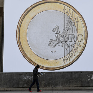 Το ευρώ υποχώρησε κάτω από το δολάριο για πρώτη φορά μετά από 20 χρόνια
