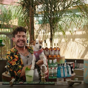 Ο Dave in Athens φτιάχνει Bacardi Mojito όπως θέλει και φέρνει βραζιλιάνικο αέρα στην Αθήνα