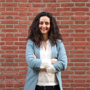 Η Σοφία Καρφή διδάσκει αγγλικά τους πωλητές της «Σχεδίας» για τον καλύτερο σκοπό.