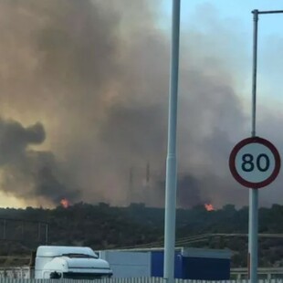 Μεγάλη φωτιά στη Μάνδρα- Εκκενώνονται οι οικισμοί Νέα Ζωή και Νέος Πόντος